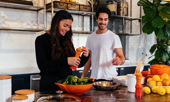 Bild på leende par i kök