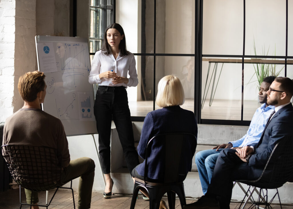 Bild på en föreläsare med mindre pubilk Illusterar ledarskap